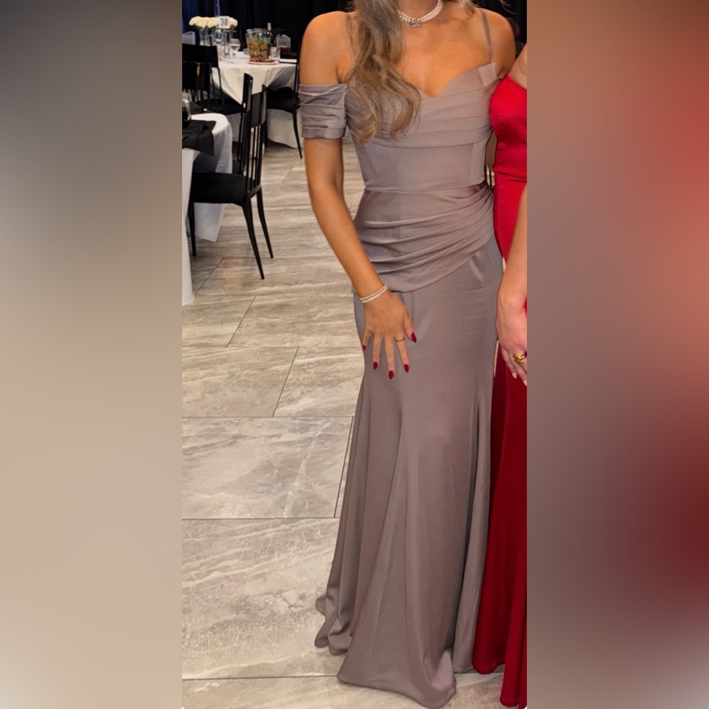 Elegant Off-Shoulder Gown in Mauve - Picture 3 of 3